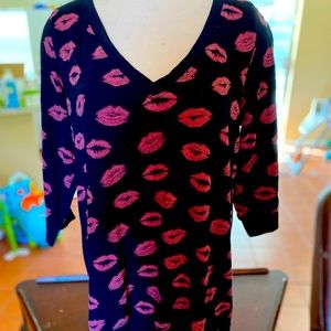 Torrid Top with lip patterns size 1